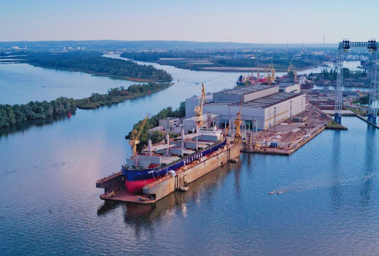 Risk analysis and management of floating dock operations